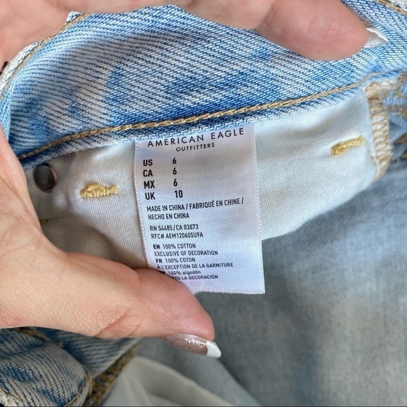 ⛄️ American Eagle Distressed Light Wash Shorts​​​​​ - Picture 4 of 7